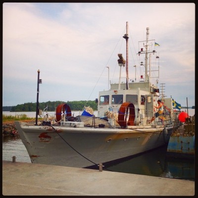 Home for the next few weeks. 1942 Swedish mine sweeper - wooden! They say she’s gonna blow out there. Sheeeet. #balticsea #oceanX (at Norröra)