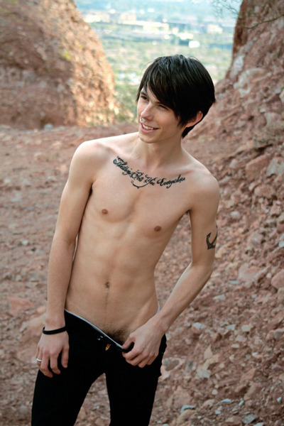 audvcity:  ifuneed-me:  fuckyeah-sceneboys:  unfff &lt;333  Um Kyler?  This