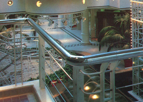 80sretroelectro:Scan crop of the 1985 mall ‘St. Louis Centre’, Missouri. The scan is so big it needs