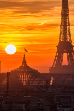 sundxwn:  Sunset over Paris by Charly Lataste 