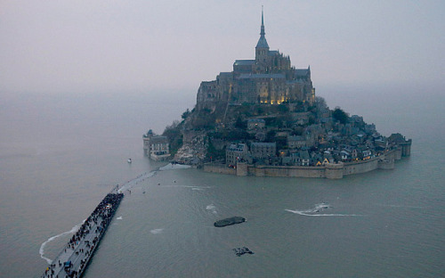 all-delighted-people:anghiejamie:sleepylilsheepy:florida-69:sixpenceee:Mont Saint-Michel low tide vs