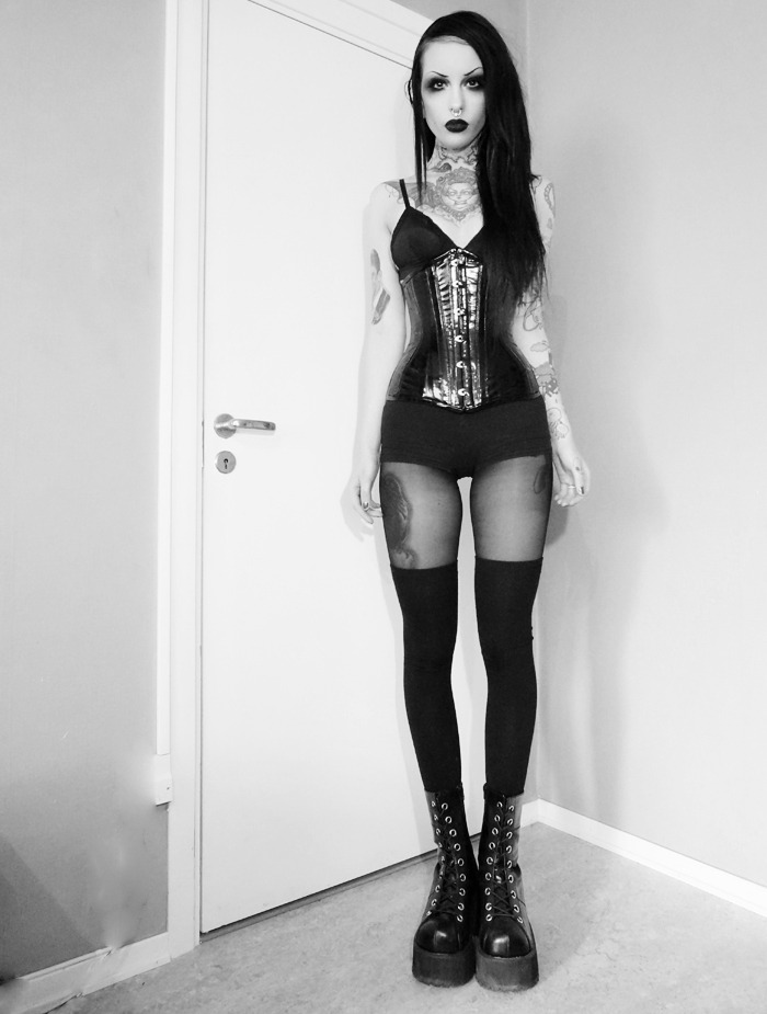 murderotic:  Plain boring picutre. I was not ready for the shot. I never wear shoes