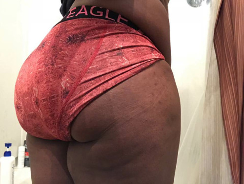chocolategentlementime: @iceyb1221 look at the red apple bottom dipped in chocolate and soon to be c