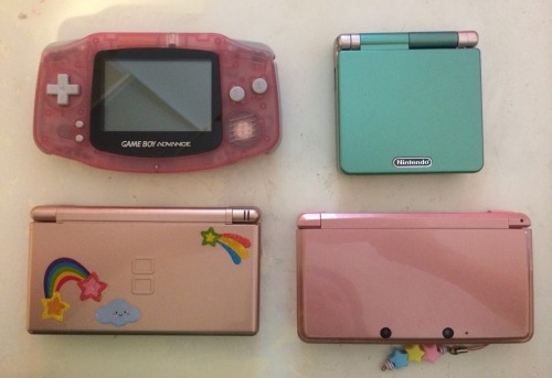 tweekling:My small hand held console collection.