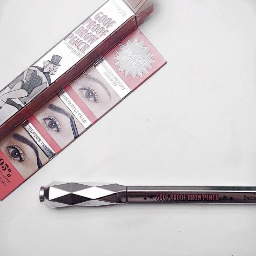 Guys this @benefitcosmeticsuk brow pencil is amazing! I got it free with this months @elleuk magazin