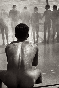 thenewloverofbeauty:Boris Ignatovich:  Shower,