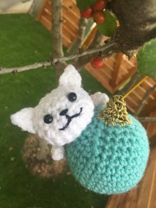 Amigurumi Neko Atsume Snowball ornament. Designed and crocheted by me :)