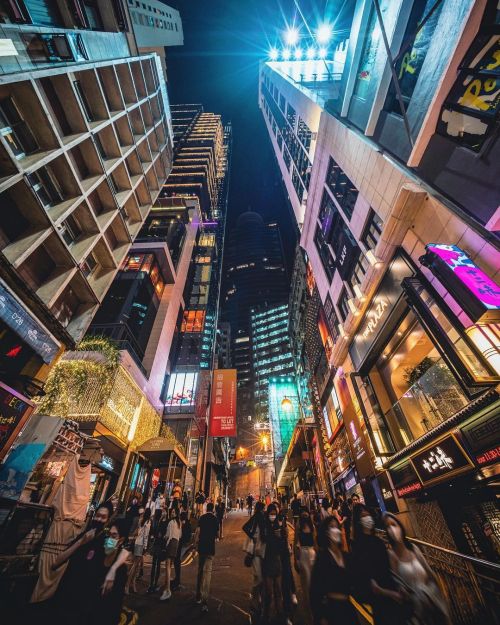 LKF night #hongkong #discoverhongkong #nightshooters #streetphotography #theimaged #ファインダー越しの私の世界 #香