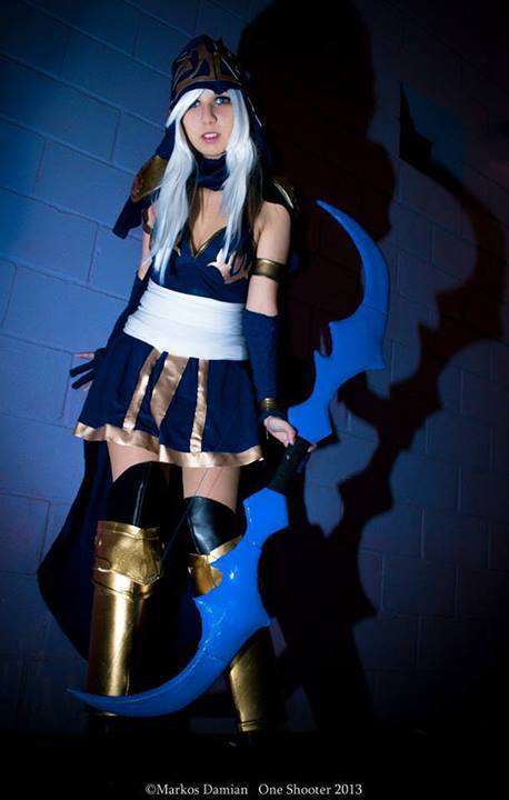 league-of-legends-sexy-girls:  Ashe Cosplay
