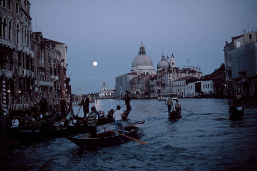 Porn photo 20aliens: ITALY. Venice. 2003Gueorgui Pinkhassov