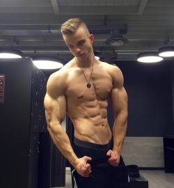 hung-muscular-hunks:  FOR HOT MUSCULE HUNKS