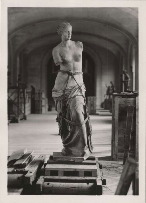 The Louvre During the WarBeginning in 1938, the threat of war prompted a large-scale evacuation of F