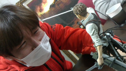 Shingeki no Kyojin animation director/lead character designer Asano Kyoji reviews two versions of the upcoming Jean Union Creative MENSHdge figure! Here, he fixes the figure’s sideburn design to make them thinner.Asano Kyoji also designed the previous
