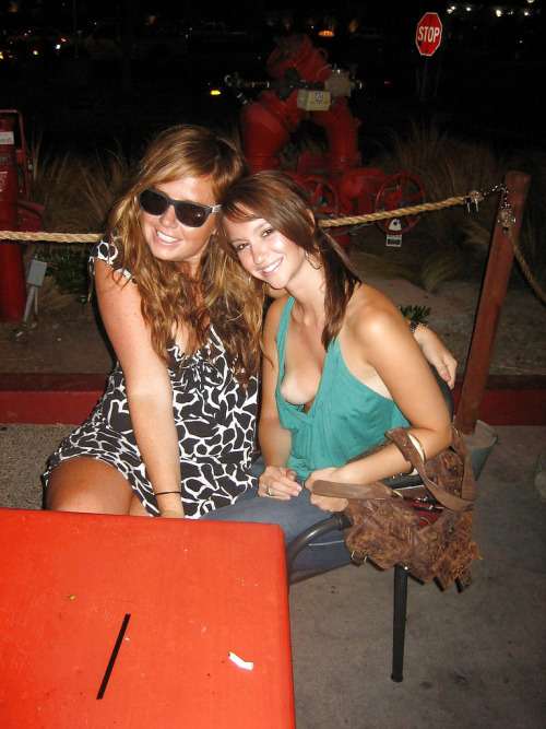 More nip slips and pussy slips pics at http://pussyslip.tumblr.com/