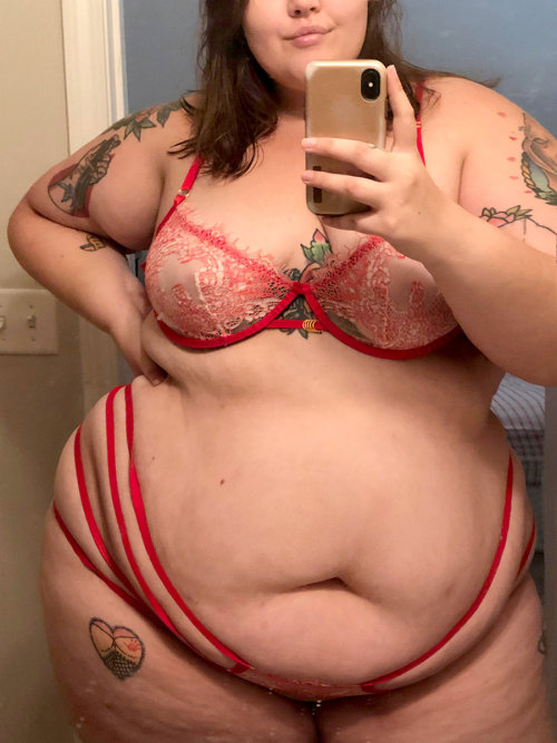 neptitudeplus:“u said i was 2 skinny 4 u,” she texts her ex, “well now look @ this 320lbs of beauty 