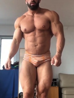 keepemgrowin:  All kinds of muscle… all kinds of sexy. 