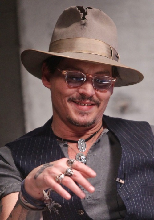 8 years ago, on this day (April 1), Johnny Depp attended the “DMG Creative Home” dialogue at the 798