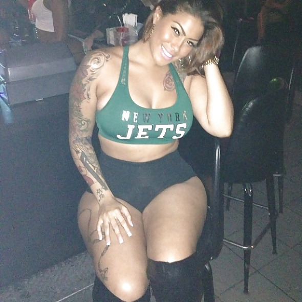 goldieloc:  sexy thick sleeved up mami!!!
