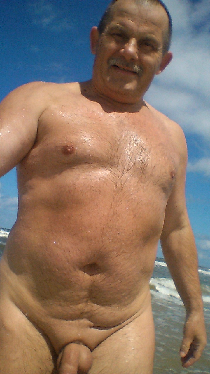 newtoarea:  inakedlifestyle:  http://inakedlifestyle.tumblr.com   very sexy man love