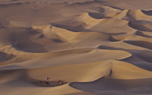 Star dunes.Quick, look at this image and tell me which way the wind usually blows.Sand dunes typical