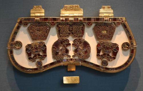 historyarchaeologyartefacts:Sutton Hoo purse lid, 7th century Anglo-Saxon, gold, garnet, millefiori 