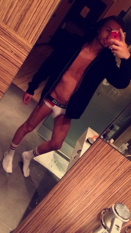 pizzaslutboy: Chills