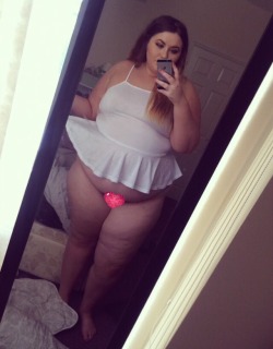 that-fatt-girl:  My belly hangs out so much