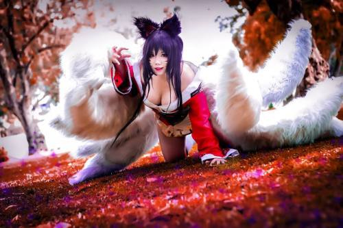 league-of-legends-sexy-girls:  Ahri Cosplay