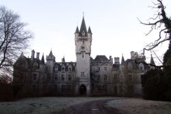 sixpenceee:  Round Mansion in Belgium was