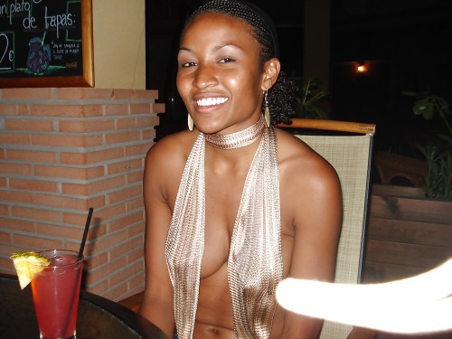 nudeeverywhere: Braless 2