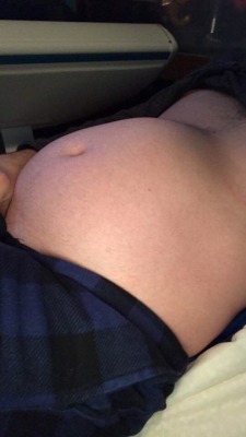 sam-feeds-zach:Daddy’s getting really pudgy😊😉