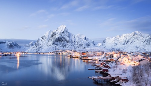 fritzybeat:  I just found my new favorite place on planet earth.Reine, Norway.  Oh wow <3