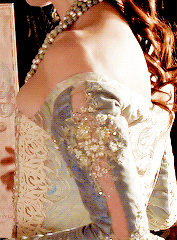 sansaregina:Elizabeth I’s white and light blue off-the-shoulder gown with silver detailing in 3.18