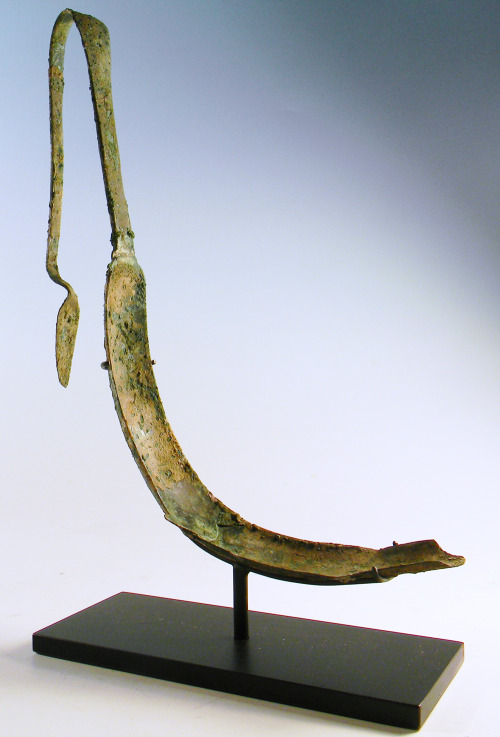 rodonnell-hixenbaugh:Roman Bronze StrigilAn ancient Roman bronze strigil with a thin looped handle, 