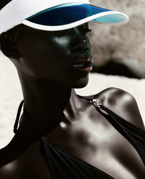 the-goddamazon:  africafashionweek:  Kaone Kario by Robert Grischek  Why can’t my skin be this dark and luminous? 