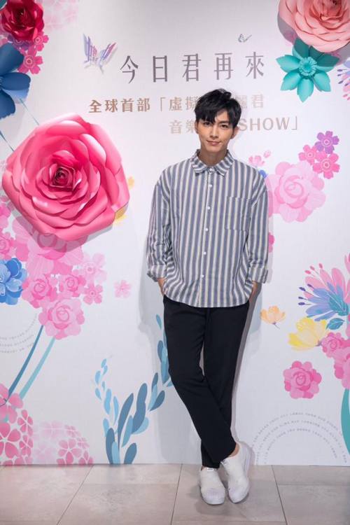 2017.05.06 Aaron Yan attended to watch “The Fantasy Musical of Teresa Teng in 5D” with C