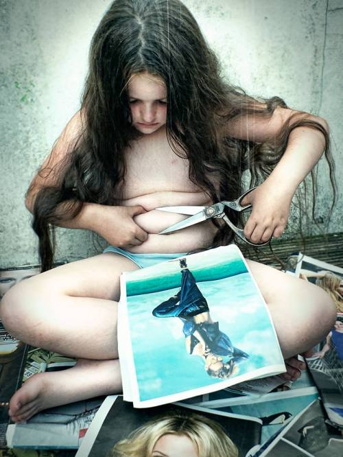 psicologia-suicida:hambrientaadolescente:que imagen…Que triste es esto.