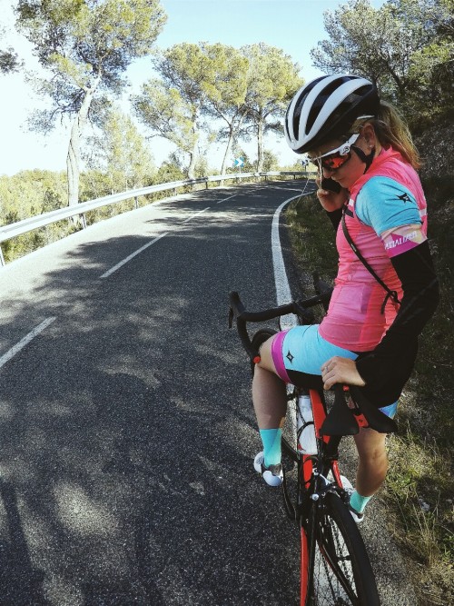 thespecializeddigest:  Matching: bikes, kits, helmets, shoes, oakleys and even vests. Sister from an