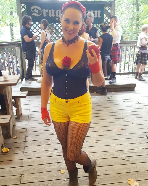 Renaissance Faire fun! :-D  Pin-up Snow White: Jessica Crouse  Www.facebook.com/JessicaLCrouse85 Ins