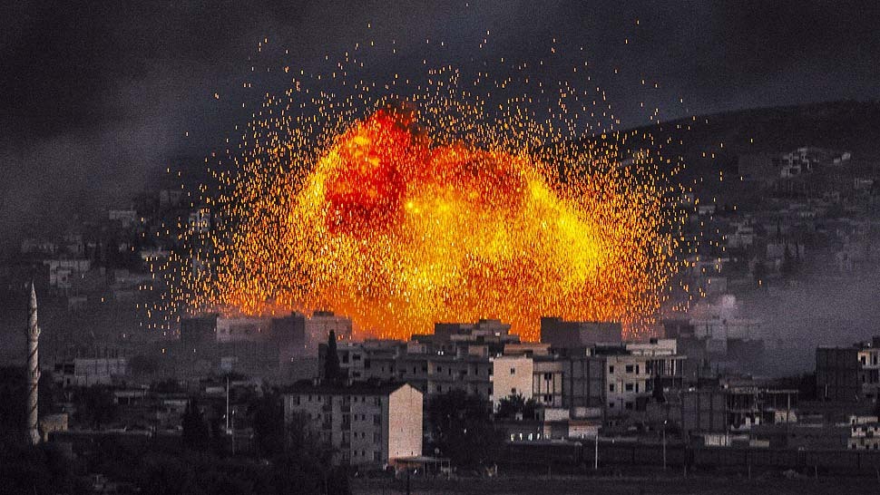 Explosión probablemente provocada por un ataque norteamericano contra las fuerzas de ISIS que cercan la ciudad kurda de Kobani en Siria.
Foto: Bulent Kilic/AFP.