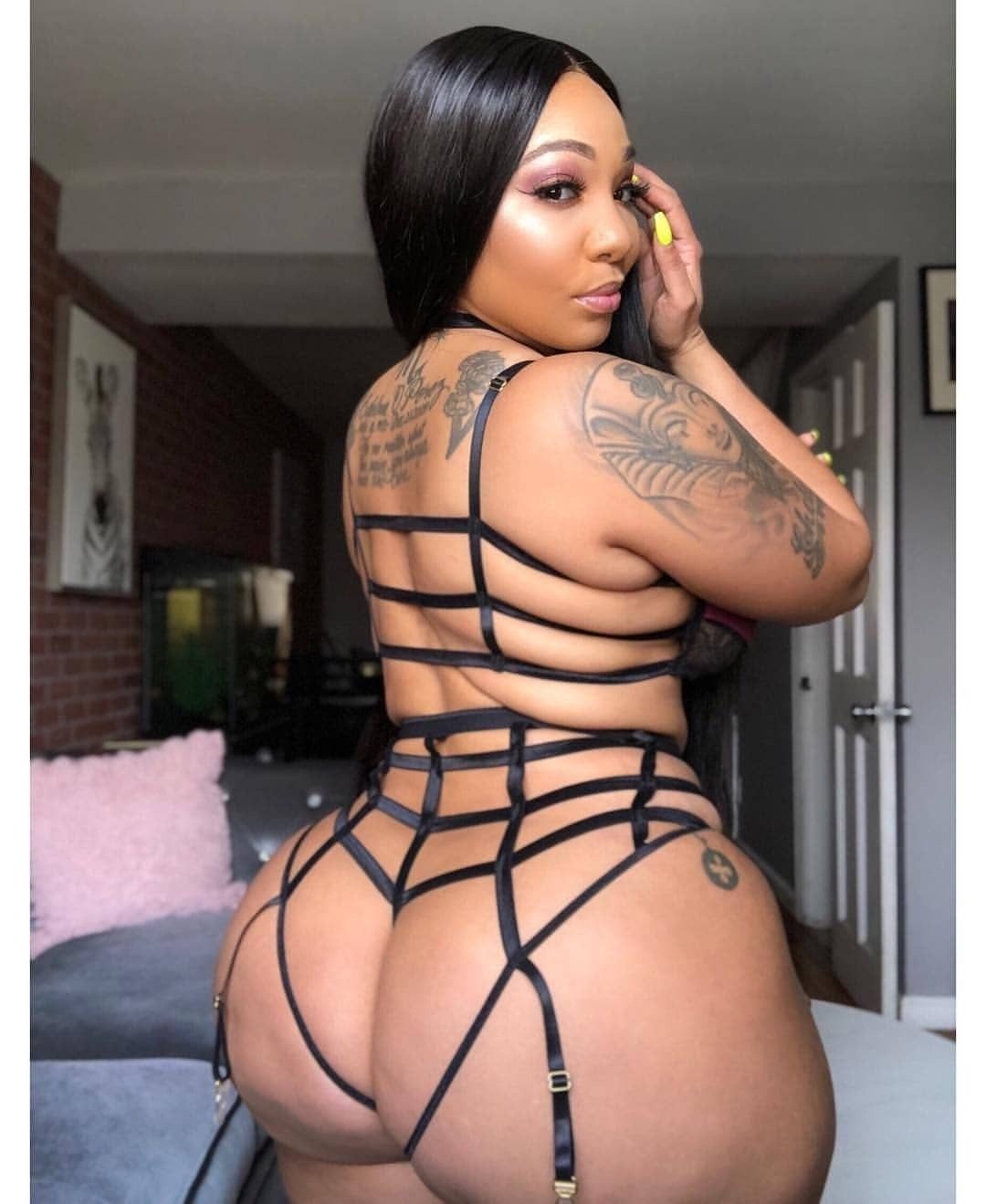 kornbredfed:  K O R N B R E D F E D @therealchelasway  @therealchelasway  . . #thickerthenasnicker