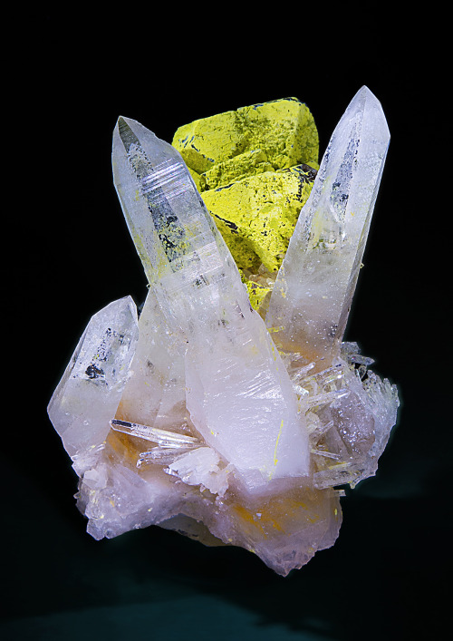 Quartz with Scheelite and Stolzite - Mundo Nuevo Mine, Mundo Nuevo, Huamachuco, Sanchez Carrion, La 