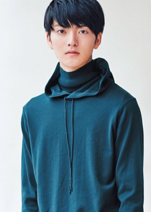 NEW FACES:  中田圭祐/KEISUKE NAKATA (1995年生まれ、18歳。身長181㎝、体重57㎏。) 山本直人/NAOTO YAMAMOTO (1994年生まれ、20歳。身長180