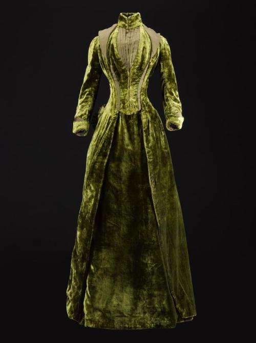 fashionsfromhistory:Dressc.1885-1888National Museum of Scotland