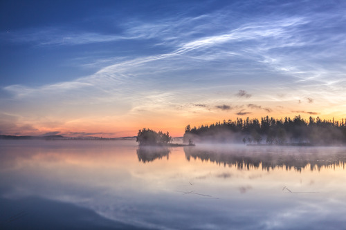 tiinatormanenphotography:Noctilucent clouds shining bright. :)Valaisevat yöpilvet.8th Aug 2016, Taiv