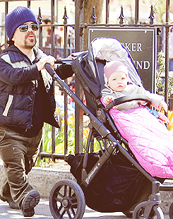  Peter Dinklage with his Daughter in NYC. 