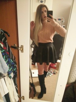 alexlikesdresses:  Feeling pretty cute tonight! Love the skirt and jumper combo!