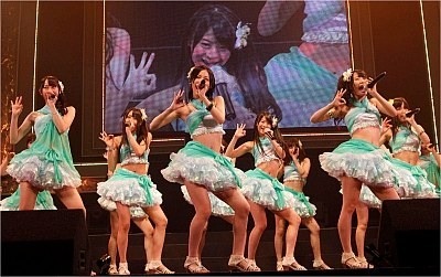 好きな衣装シリーズ！ SKE48のパレオはエメラルドの衣装。 タイトルの通り、エメラルド色のパレオがモチーフになった衣装です。 個人的にこの爽やかなエメラルドグリーンがSKEっぽいな〜と思います。 パ