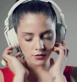 Christianvenegas:  Nothing Cutest Than A Woman In Headphones :) Princeless