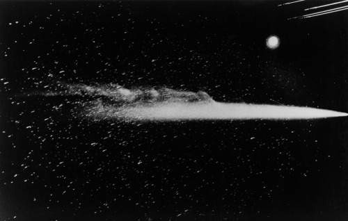 dame-de-pique:Halley’s Comet as photographed May 13, 1910, by a wide-angle camera at Lowell Observat